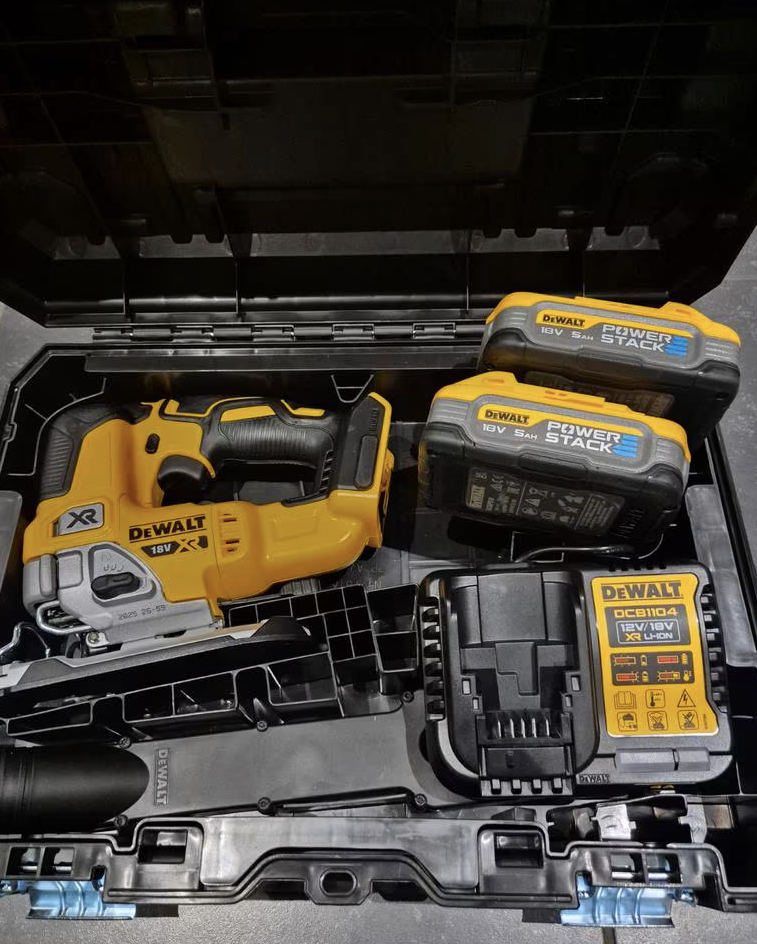 Dewalt decoupeerzaag in gebruik